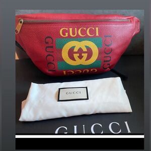 Brand new GUCCI Grained Calfskin Large  Logo Belt Bum Bag Hibiscus Red